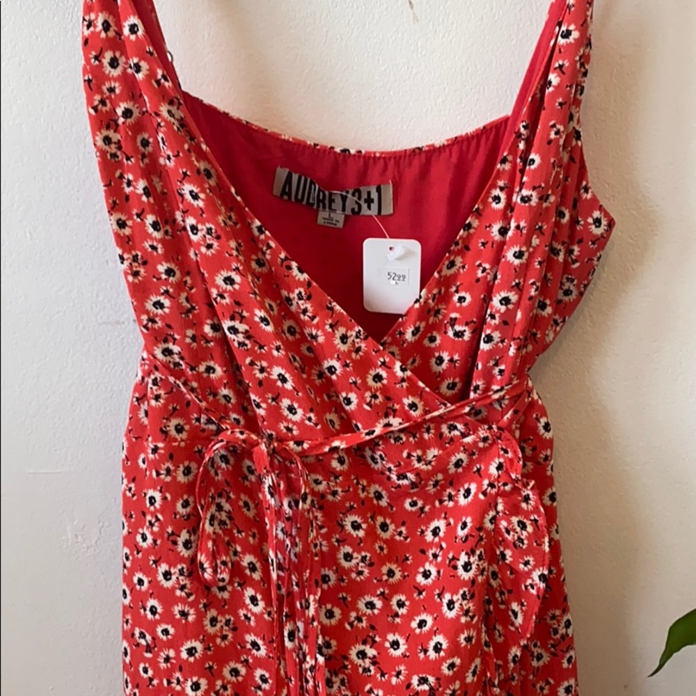 Pattern wrap dress. - Picture 3 of 5